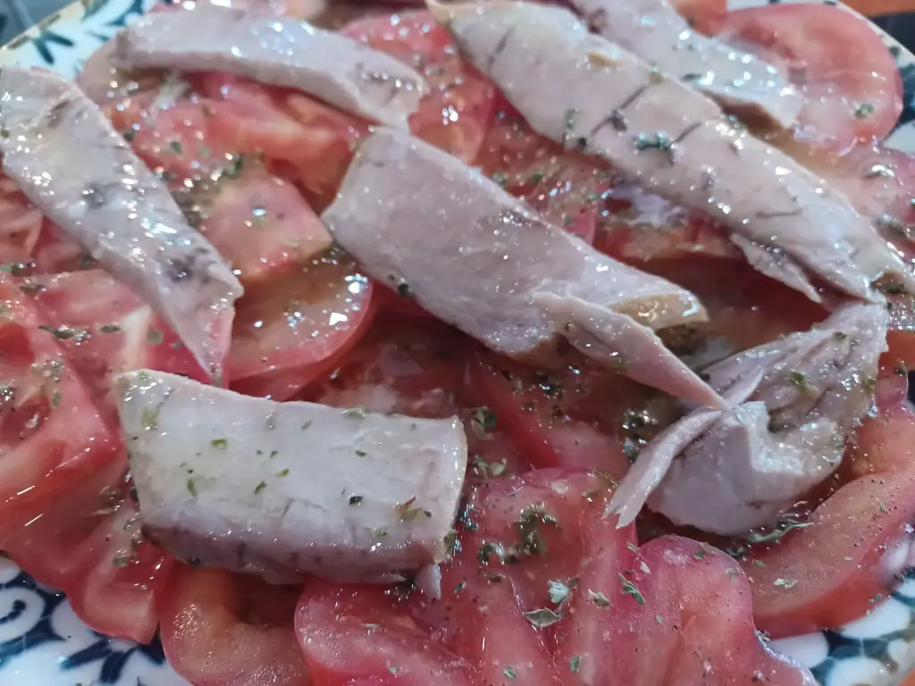 Aliño de Tomate Rosa con Ventresca de Atún